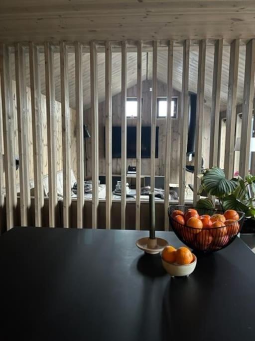 Moderne Ved Sjoen Med Badstue